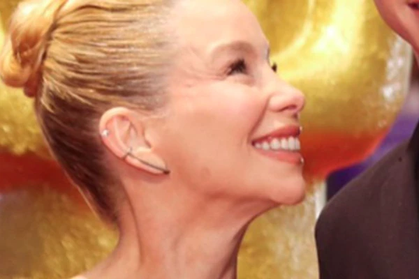 Danielle Winits teve as mãos marcadas em calçada de artistas