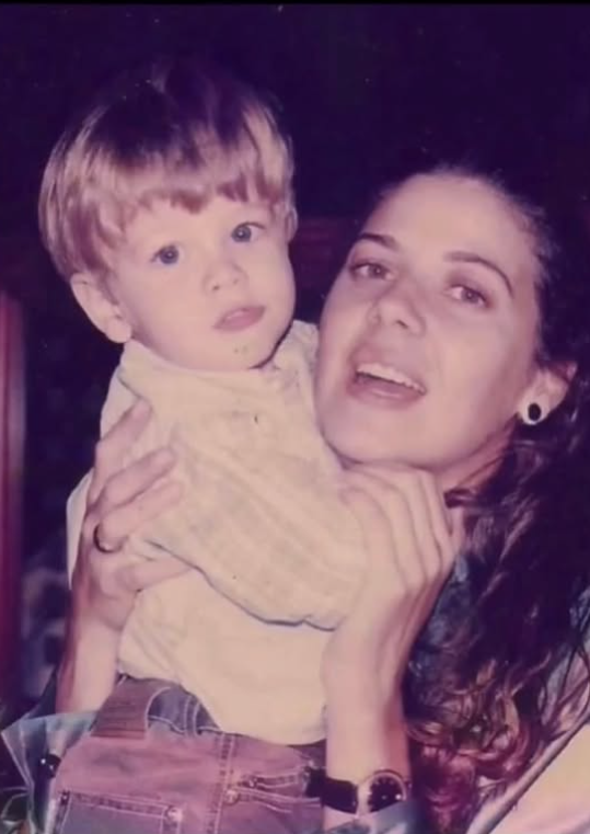 Fabiana Scaranzi e filho Felipe London por Reprodução