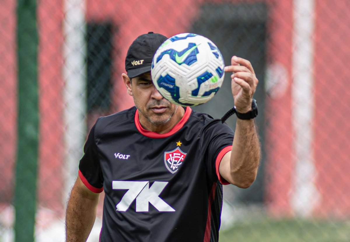 Fábio Carille precisa corrigir erros do Leão na defesa
