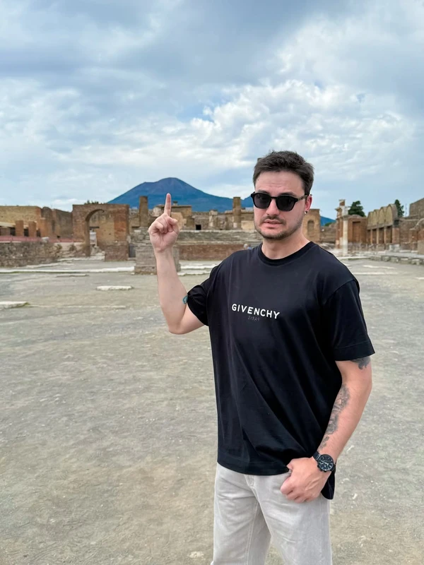 Felipe Neto de férias na Europa por Reprodução/Instagram