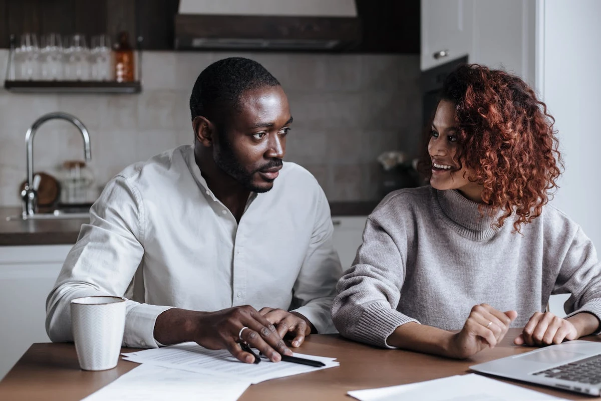 Gêmeos: É um amor pautado na conversa e na troca de ideias. Namorar é experimentar um convívio super agradável, mas sem estar colado o tempo todo. por Pexels / Personare