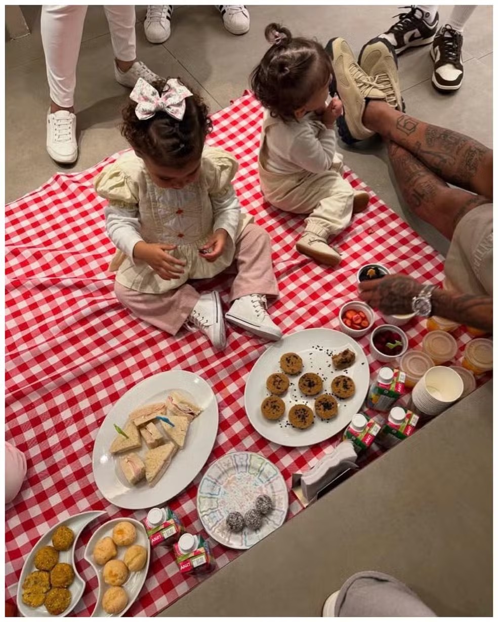 Mavie e Helena brincam com Neymar; foto foi deletada por Bruna Biancardi a pedido de Amanda Kimberlly por Reprodução/Instagram
