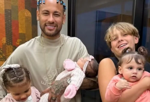 Neymar celebra Dia dos Pais com os quatro filhos por Reprodução