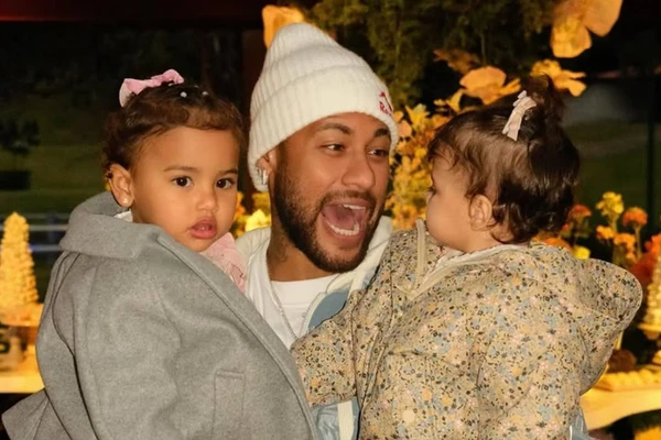 Neymar, Mavie e Helena por Reprodução