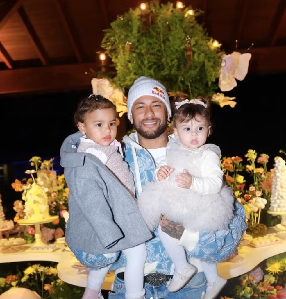 Neymar, Mavie e Helena por Reprodução