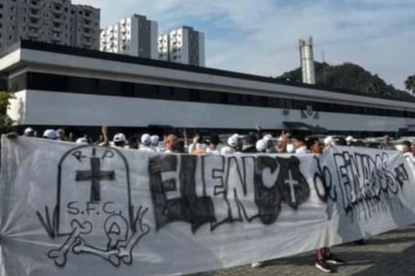 Torcedoras do Santos no CT Rei Pelé 