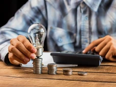 Imagem - Tarifa de Energia: veja como idosos podem ter 100% de desconto na luz em 2026