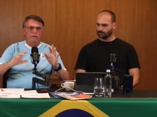 Imagem - Polícia Federal indicia Jair e Eduardo Bolsonaro por coação