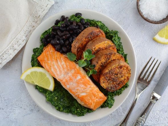 Imagem - Aprenda 5 receitas proteicas com batata-doce para variar o almoço