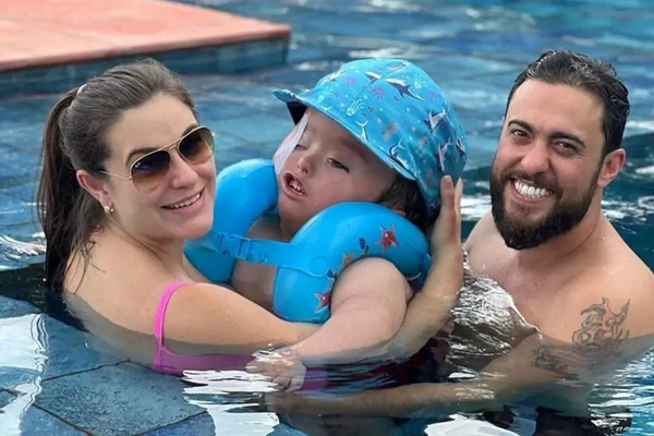 Bruna Massa, Gabriel Massa e Noah, neto de Ratinho por Reprodução/Redes Sociais