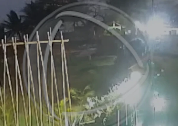 Câmeras de segurança mostram pessoas passando pelo local onde mulheres foram encontradas mortas por Reprodução/TV Record Bahia