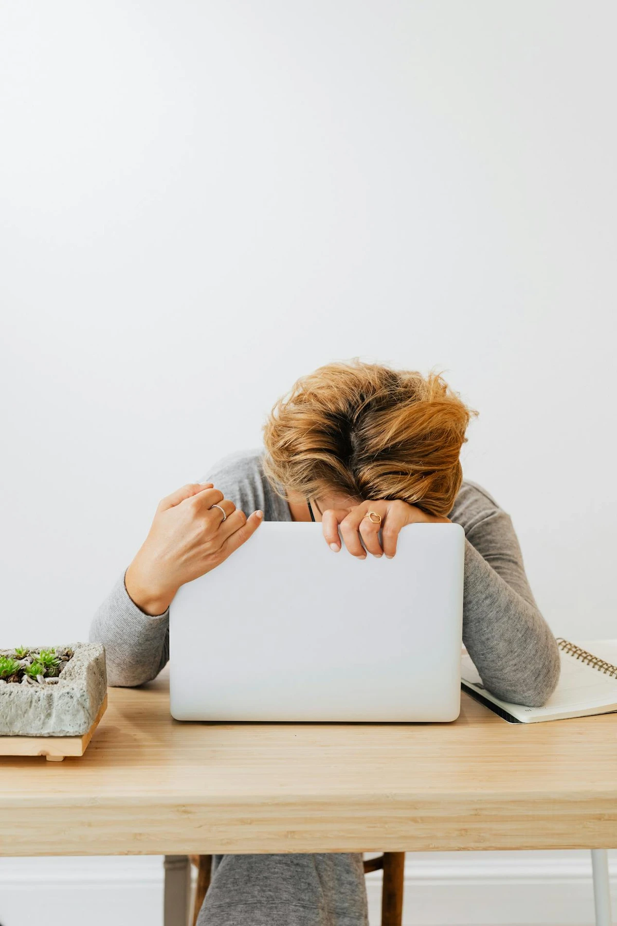 Cansaço sensorial é uma das consequências do uso excessivo de telas  por FreePik / Pexels