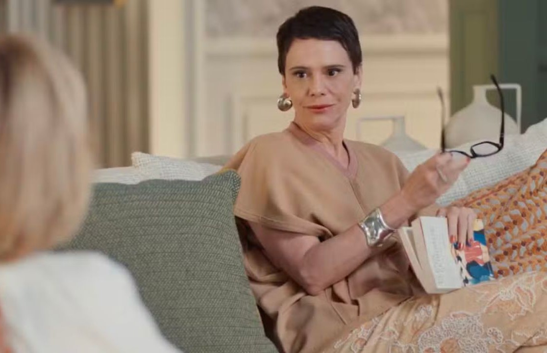 Celina lendo "Amiga Genial" de Elena Ferrante em "Vale Tudo" por Reprodução / TV Globo