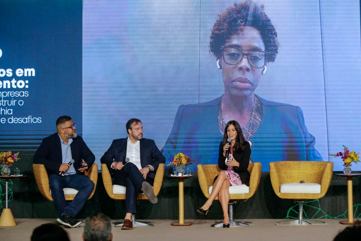 Donaldson Gomes, Daniel Carvalho e Marília Zanoli (sentados); no telão, Rosane Santos
