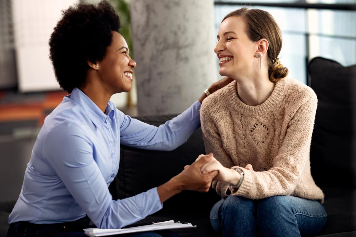 Duas mulheres conversando / Ilustrativa