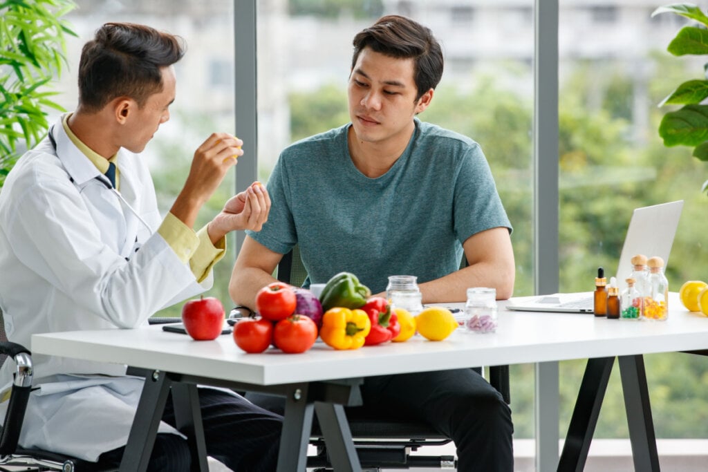 A consulta com um especialista é fundamental para identificar o que realmente pode ajudar ou funcionar como gatilho para a enxaqueca (Imagem: Shutterstock)
