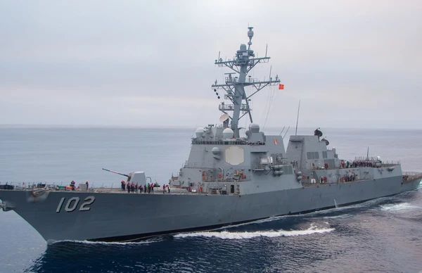 Estados Unidos enviam navios de guerra com 4 mil militares para a costa da Venezuela