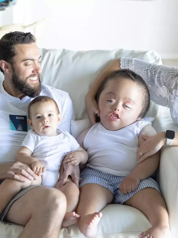 Gabriel Massa, filho de Ratinho, e seus dois filhos, Davi e Noah por Reprodução/Redes Sociais