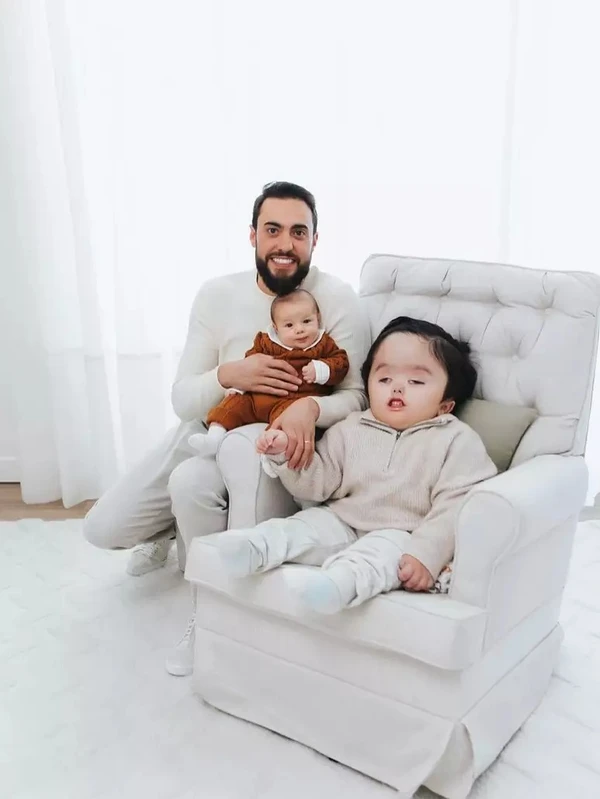 Gabriel Massa, filho de Ratinho, e seus dois filhos, Davi e Noah por Reprodução/Redes Sociais