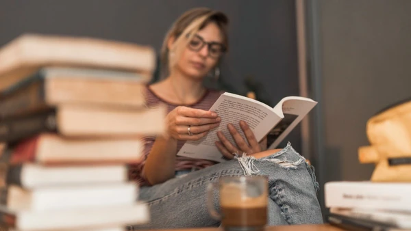 Leitura pode aliviar estresse e solidão, mas exige cuidados