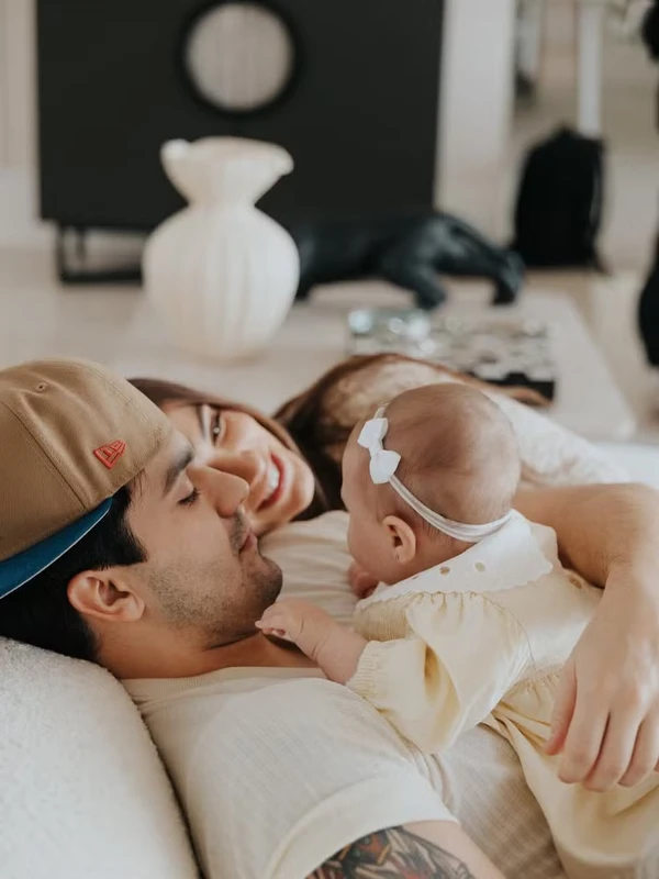 Luan Santana, esposa e filha por Reprodução