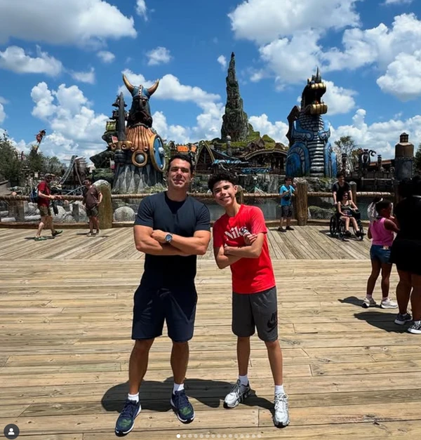 Marcus Buaz e filho José Marcus Buaiz em Orlando por Reprodução / Instagram
