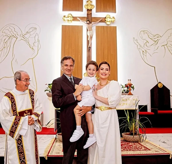 Mayana Moura com o filho, Lestat, e o marido, Louis Harang por Reprodução/Instagram