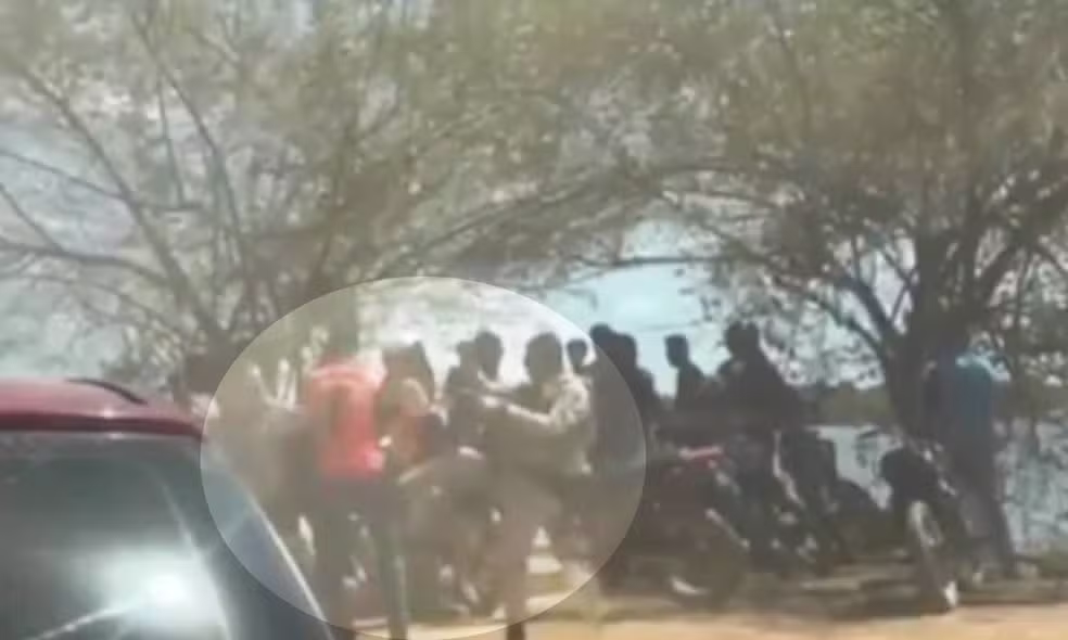 PMs são flagrados agredindo homem na Bahia por Reprodução