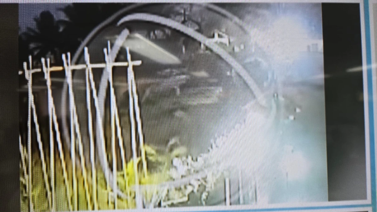 Três pessoas passam pelo local onde mulheres foram encontradas mortas por Reprodução/TV Record Bahia