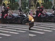 Imagem - Novo vídeo mostra Gato Preto subindo em Porsche destruída e brigando com vítima