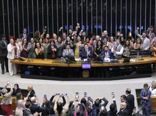 Imagem - Câmara aprova projeto de lei contra adultização que endurece regras sobre uso das redes por crianças