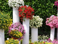 Imagem - Transforme sua casa com uma torre de flores simples usando um cano velho