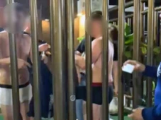 Imagem - Dois turistas alemães são deixados nus após serem roubados por bandidos em praia