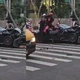 Imagem - Novo vídeo mostra Gato Preto subindo em Porsche destruída e brigando com vítima