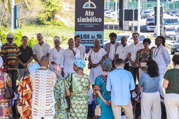 Ato simbólico em frente ao monumento da Avenida Paralela por Bruno Concha / Secom PMS
