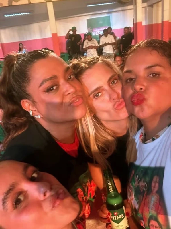 Carolina Dieckmann resgata momentos com Preta Gil em homenagem ao primeiro mês sem a cantora por Reprodução/Instagram