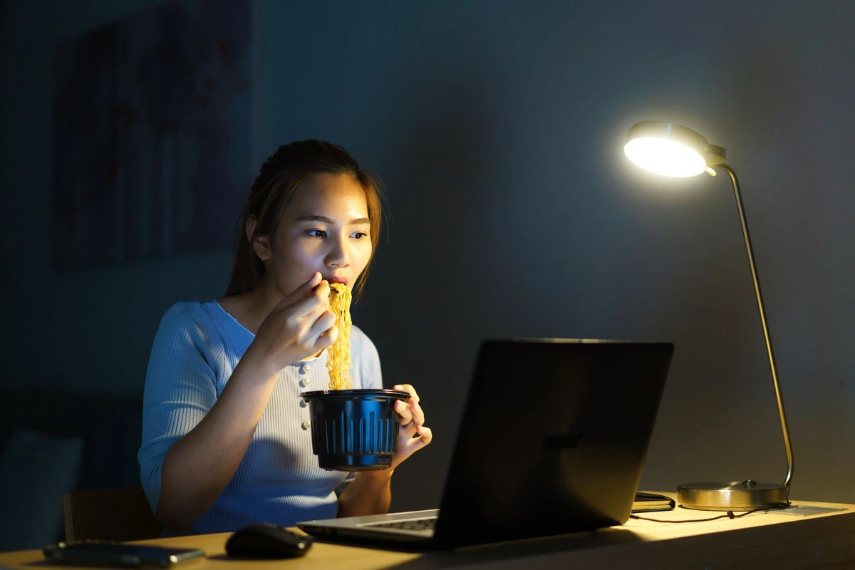 Comer tarde faz mal à saúde por Shutterstock