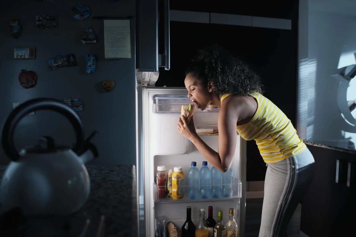 Comer tarde faz mal à saúde por Shutterstock