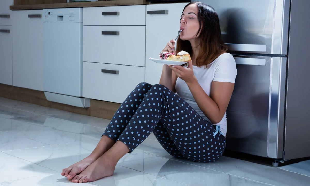 Comer tarde faz mal à saúde por Shutterstock