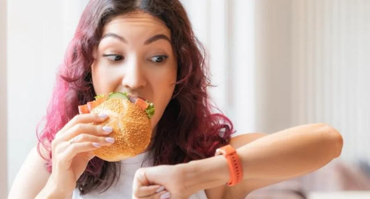 Comer tarde faz mal à saúde por Shutterstock