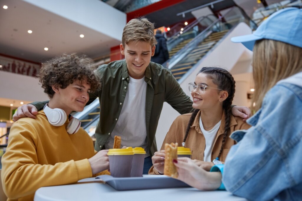 [Edicase]Sair com os amigos para se divertir reduz o estresse com a prova do Enem e promove o bem-estar (Imagem: Nomad_Soul | Shutterstock) por Imagem: Nomad_Soul | Shutterstock