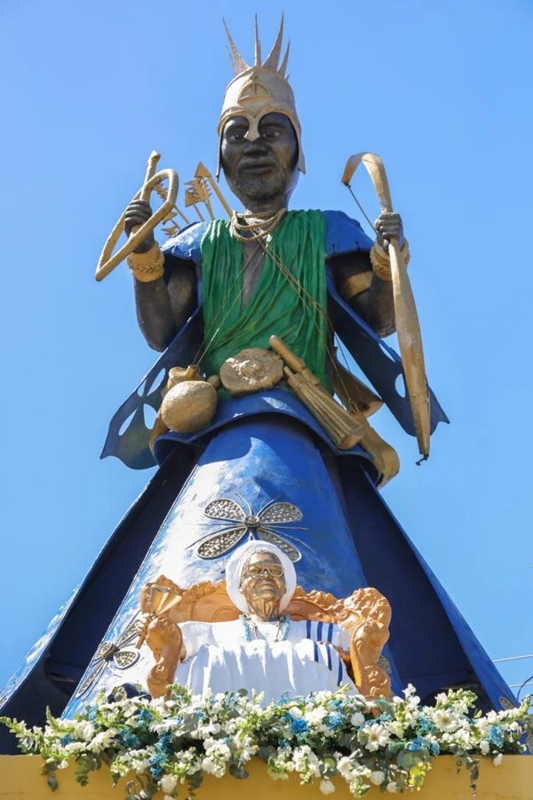 Estátua de Mãe Stella de Oxóssi, concebida pelo artista plástico Tatti Moreno, o mesmo dos orixás do Dique do Tororó por Bruno Concha / Secom PMS