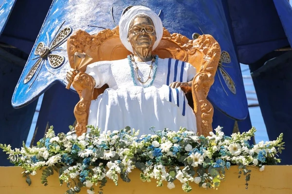 Estátua de Mãe Stella na Avenida Paralela