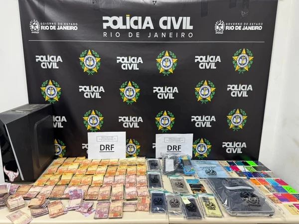 Foram apreendidos cerca de R$ 7 mil