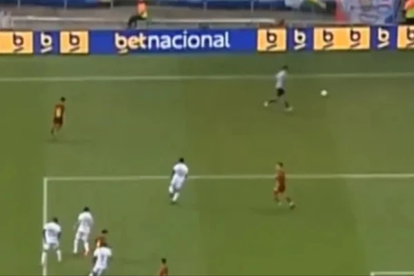 Gandula entrou para retirar segunda bola