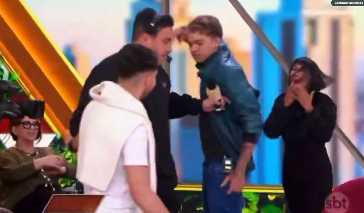 Homem agride ex-namorada ao vivo no SBT e é retirado sob escolta por Reprodução/SBT