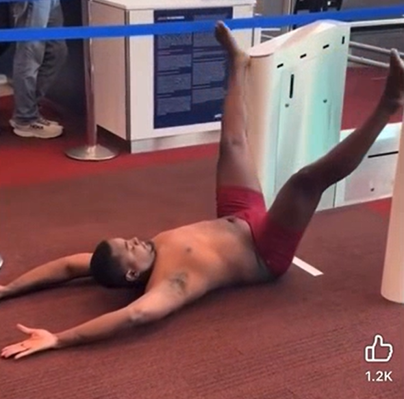 Homem fez striptease em aeroporto por Reprodução