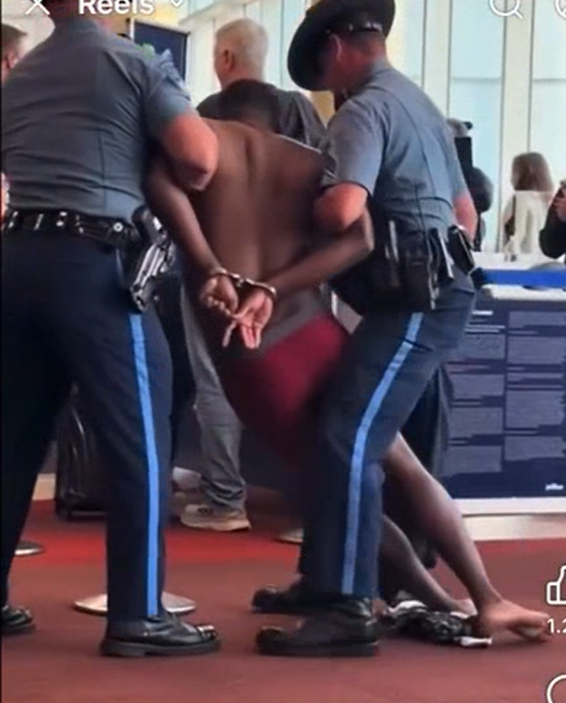 Homem fez striptease em aeroporto por Reprodução
