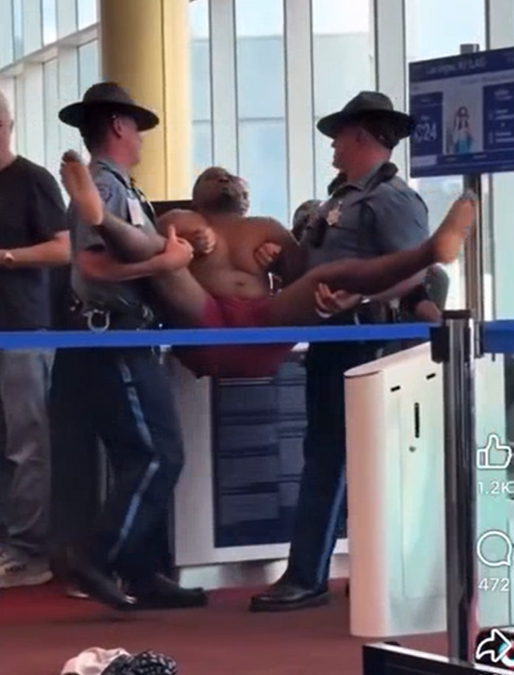 Homem fez striptease em aeroporto por Reprodução