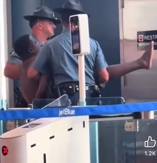 Homem fez striptease em aeroporto por Reprodução